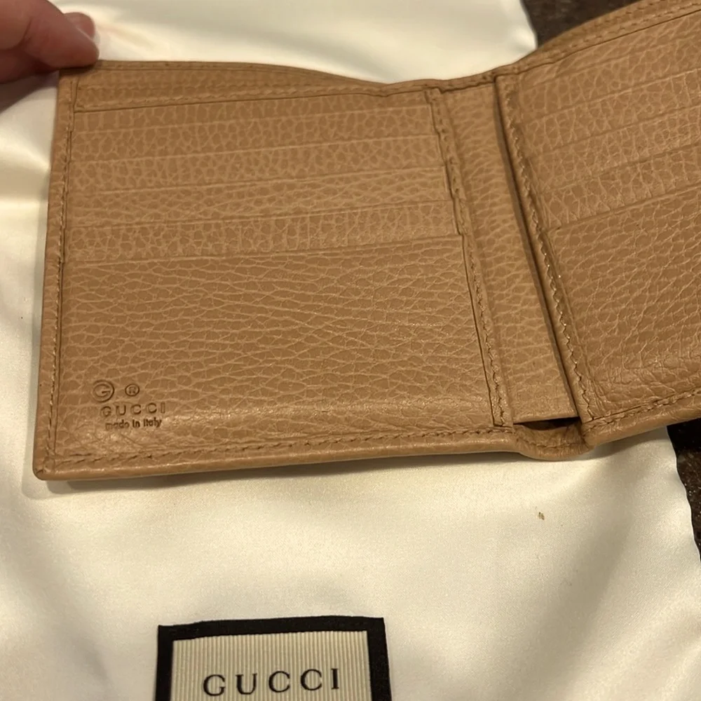 Gucci Compact Beige Leather Wallet with Gold Logo - Picture 8 of 9